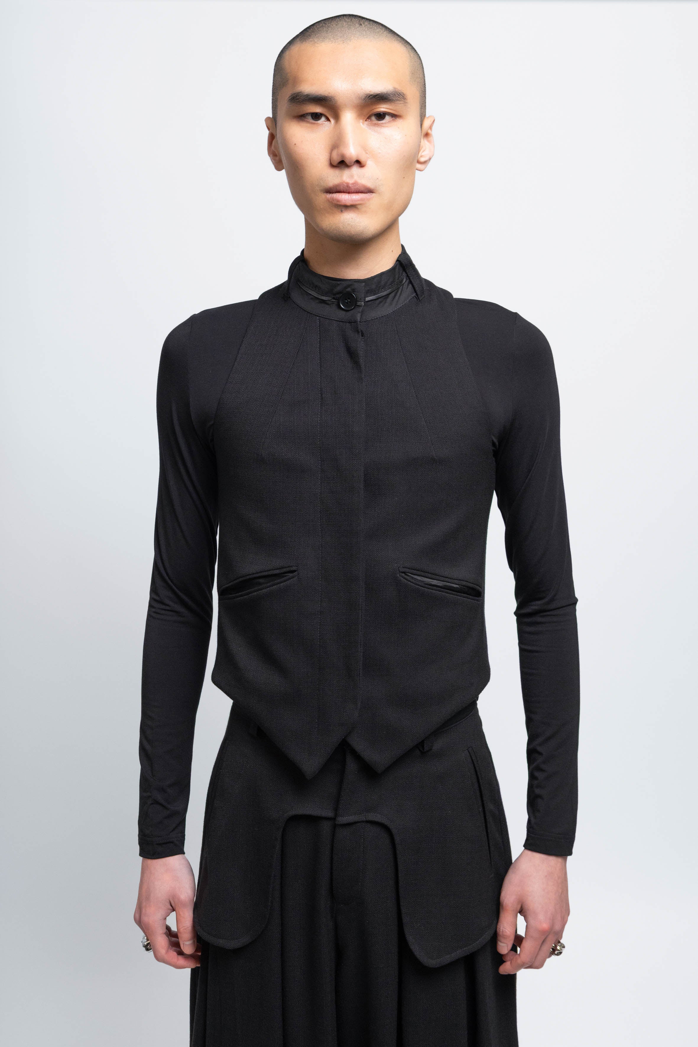 esther-perbandt-waistband-weste-herren-schwarz-slim-fit-stehkragen image 3
