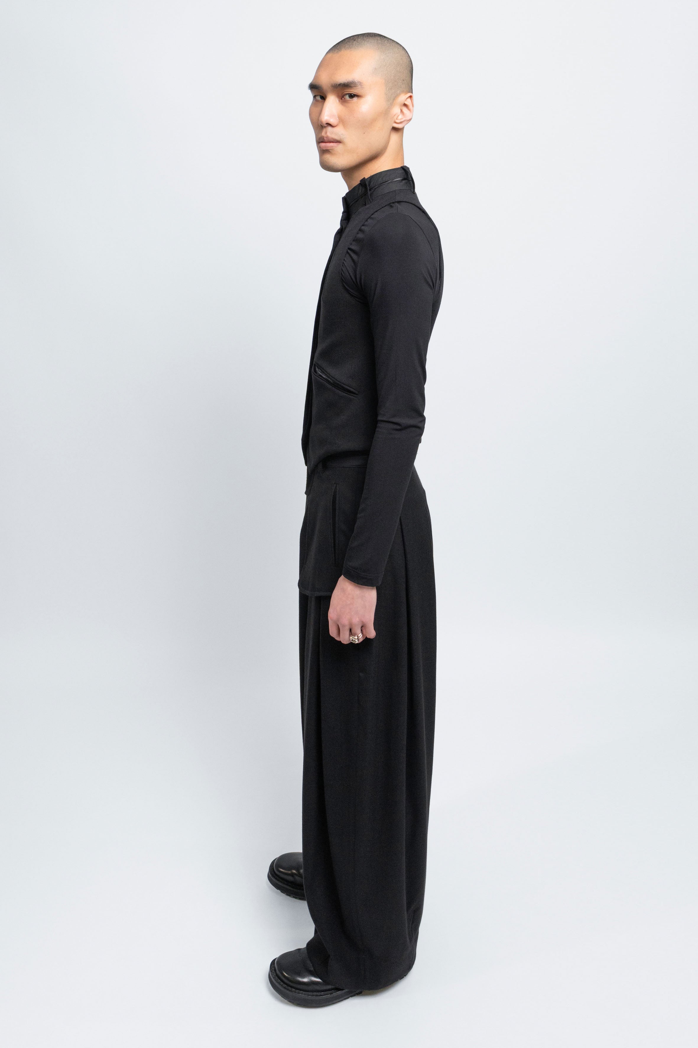 esther-perbandt-waistband-weste-herren-schwarz-slim-fit-stehkragen image 4
