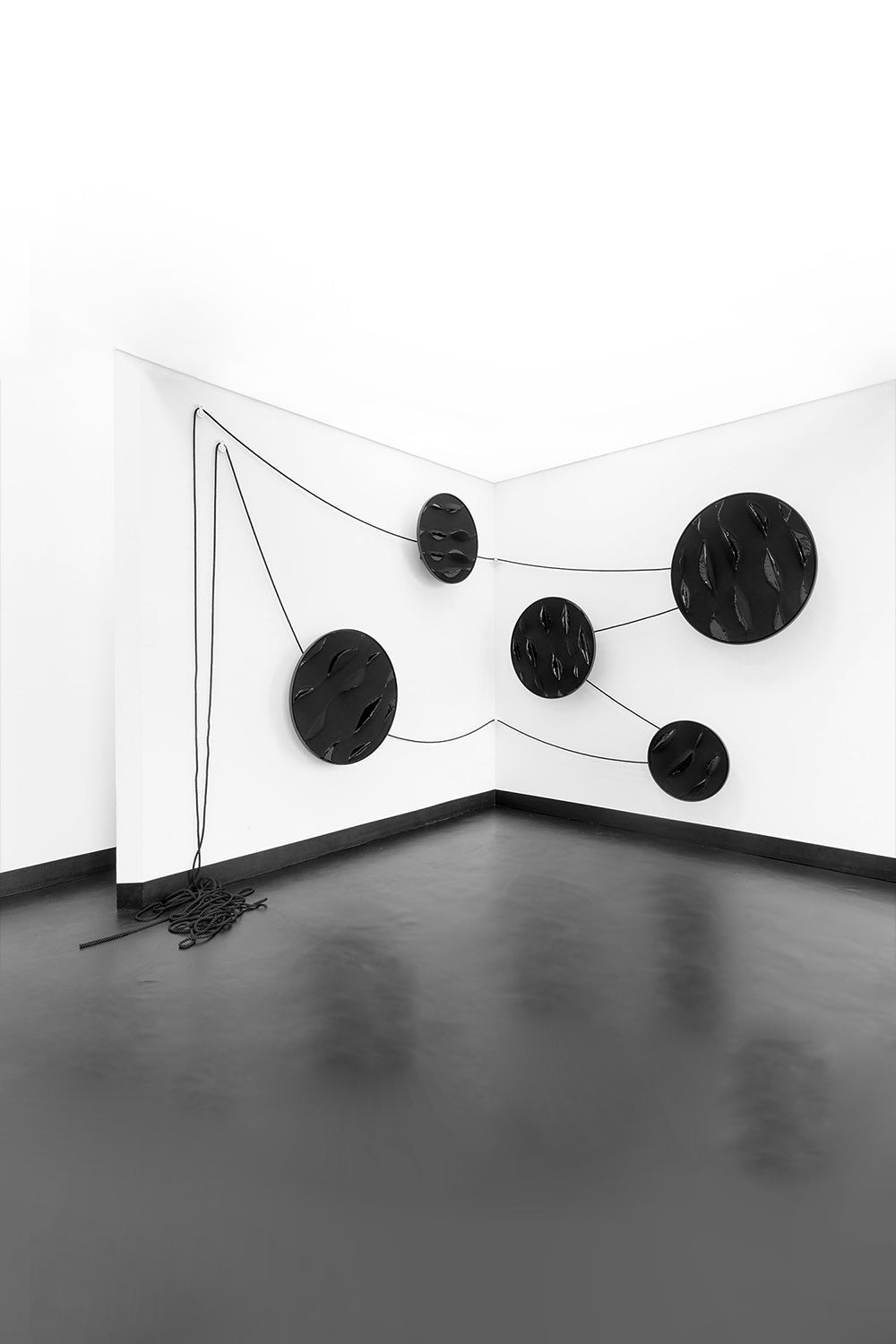 esther-perbandt-black-ocean-kunstwerk-schwarz-kinetisch image 2
