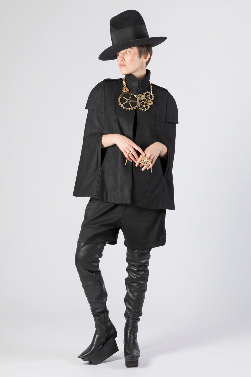 esther-perbandt-pilot-cape-damen-schwarz-woll-cape image 1