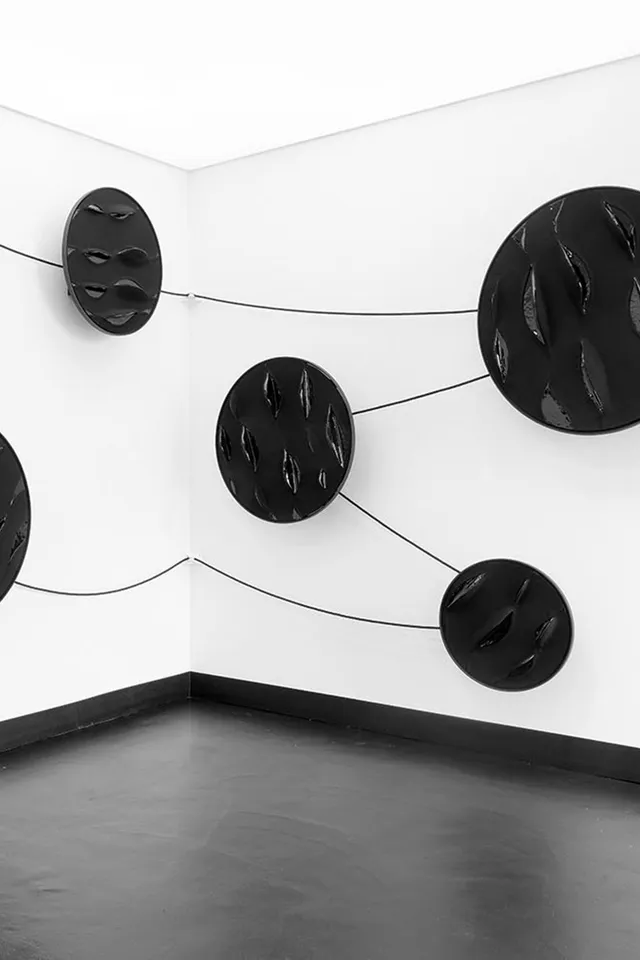 esther-perbandt-black-ocean-kunstwerk-schwarz-kinetisch image 1