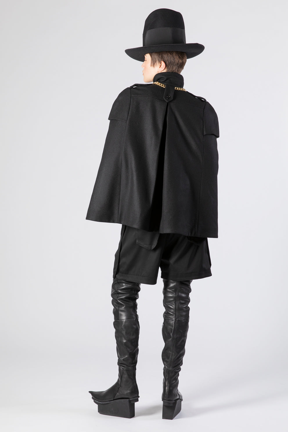 esther-perbandt-pilot-cape-damen-schwarz-woll-cape image 4