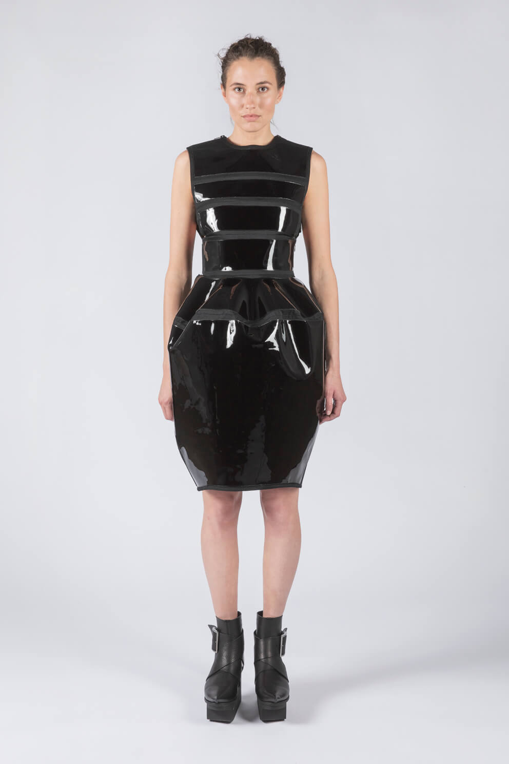 esther-perbandt-protector-patent-kleid-damen-schwarz-leder image 1