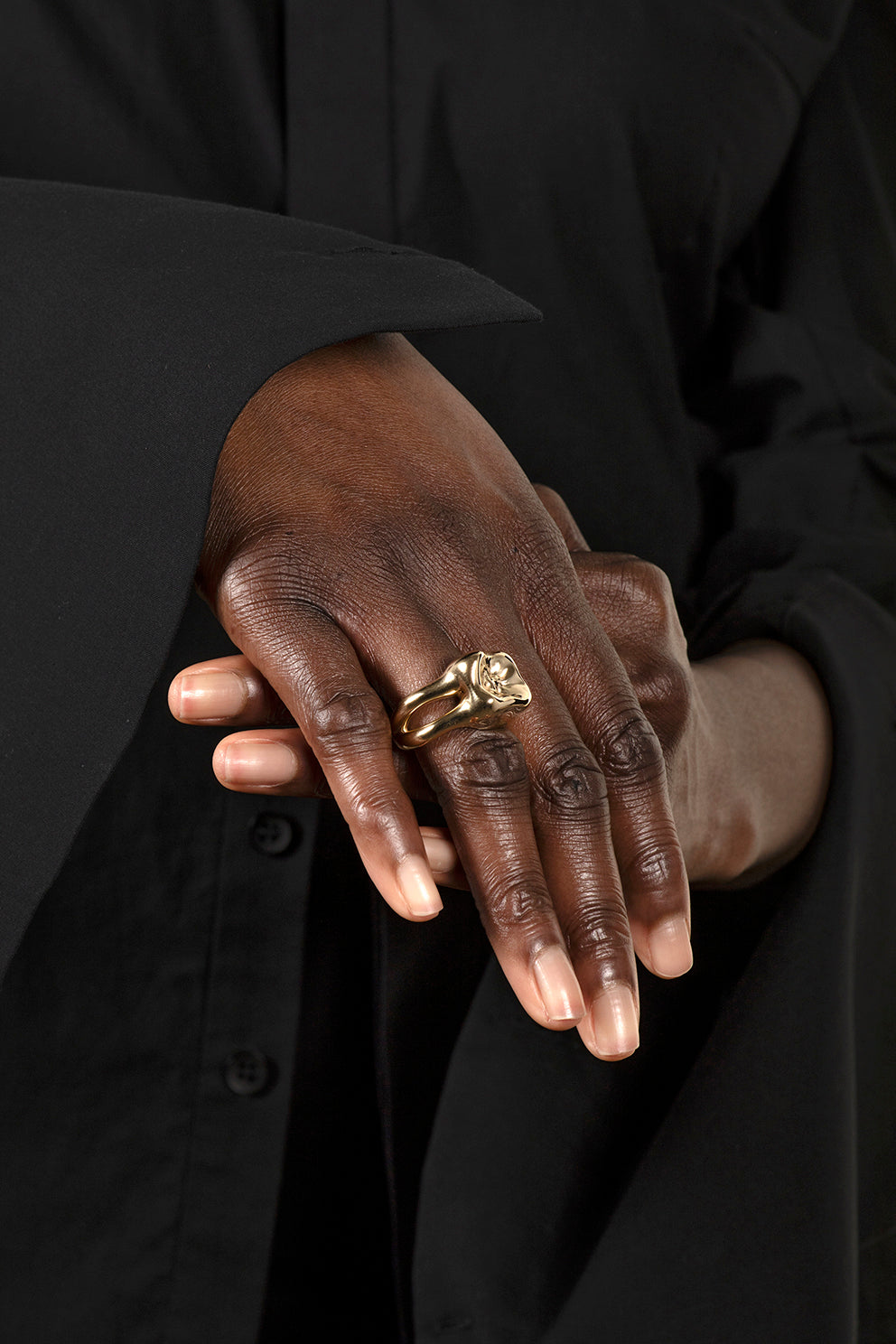 esther-perbandt-single-tooth-ring-gold-edelstahl-zahnring image 3