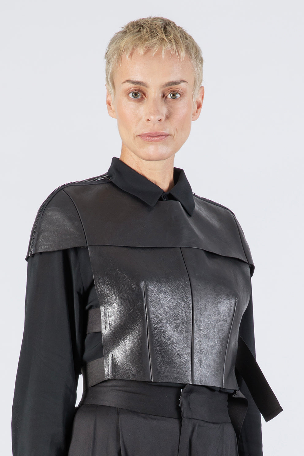 esther-perbandt-protector-leather-schulterteil-schwarz-lederweste image 3