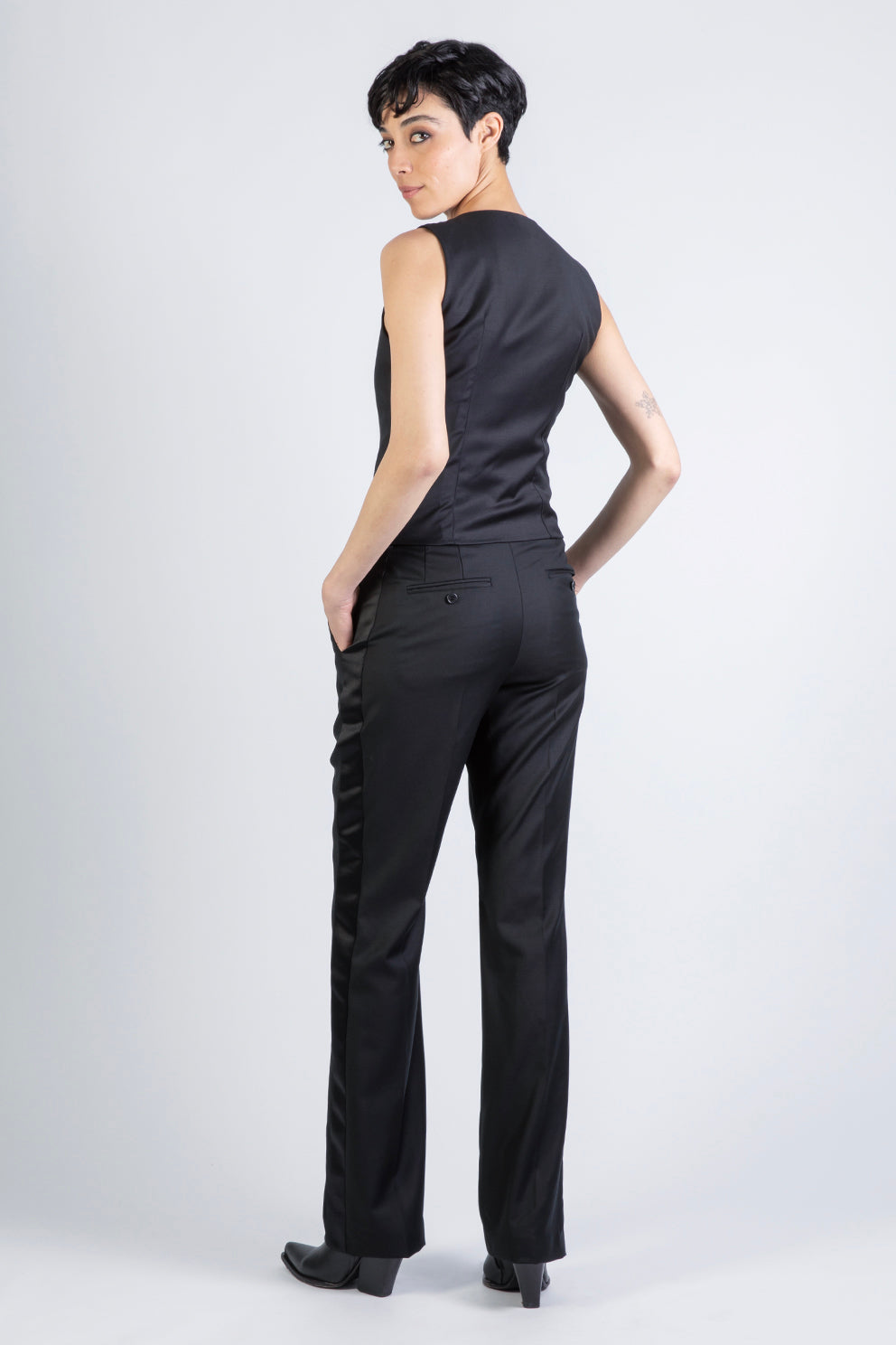 esther-perbandt-smoking-satin-hose-schwarz-gerade-b-gelfalte image 3
