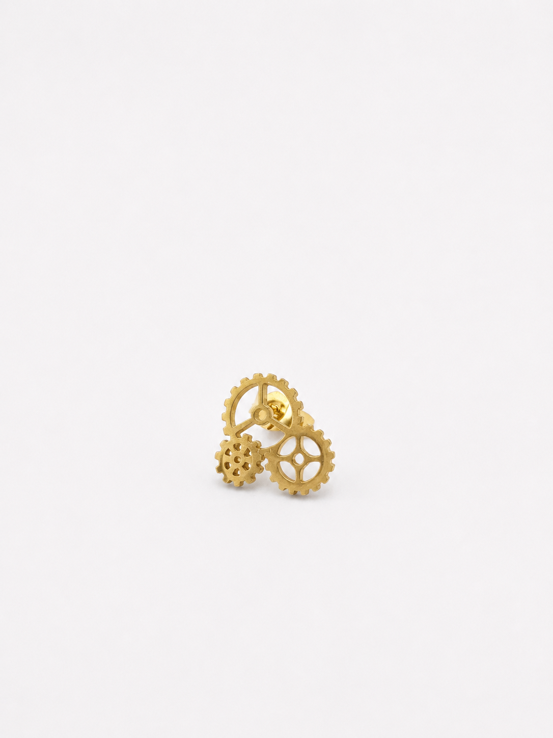 esther-perbandt-gearwheel-ohrring-gold-edelstahl-zahnrad image 5