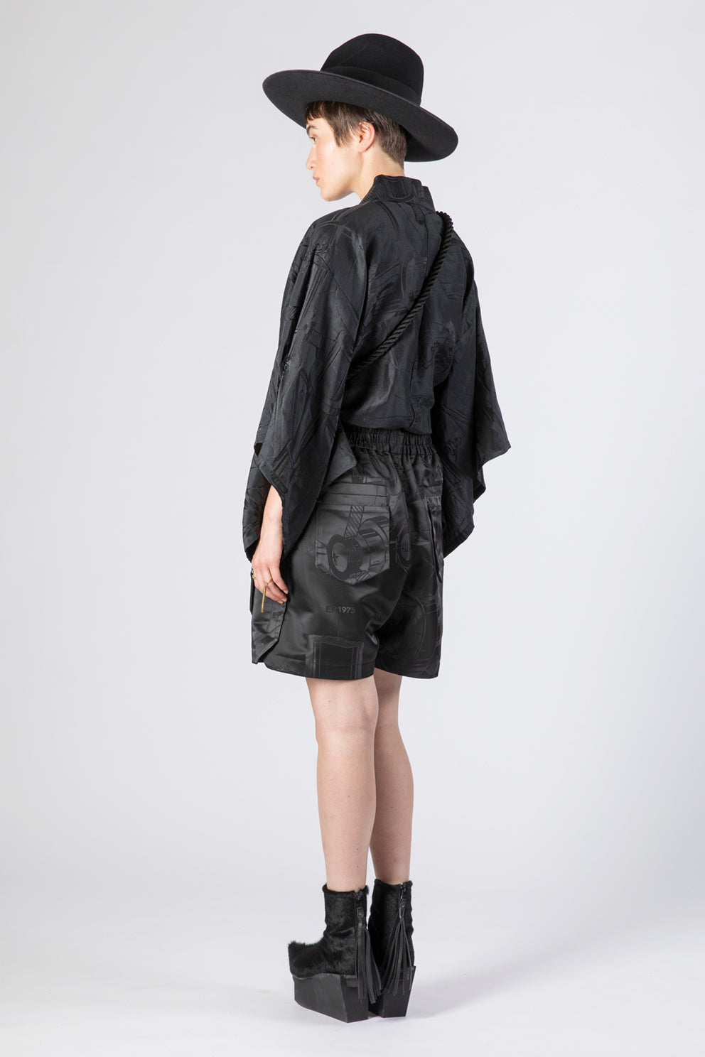 esther-perbandt-machine-short-kimono-damen-schwarz-seide image 4