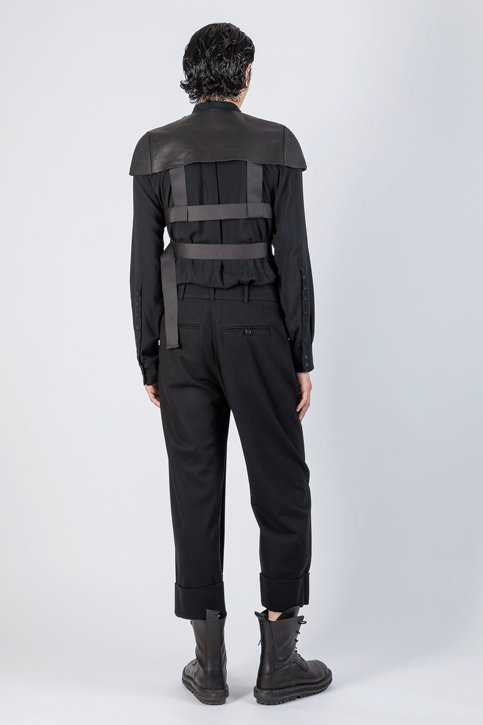 esther-perbandt-protector-schulterst-ck-herren-leder-schwarz image 5
