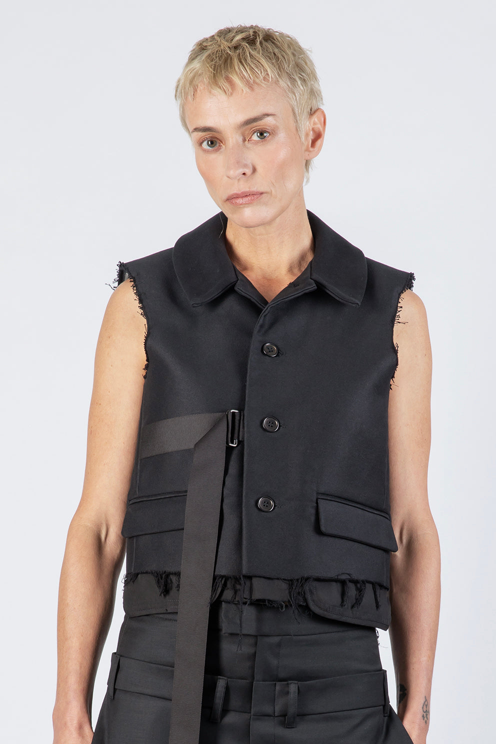 esther-perbandt-ripped-weste-damen-schwarz-baumwolle image 3