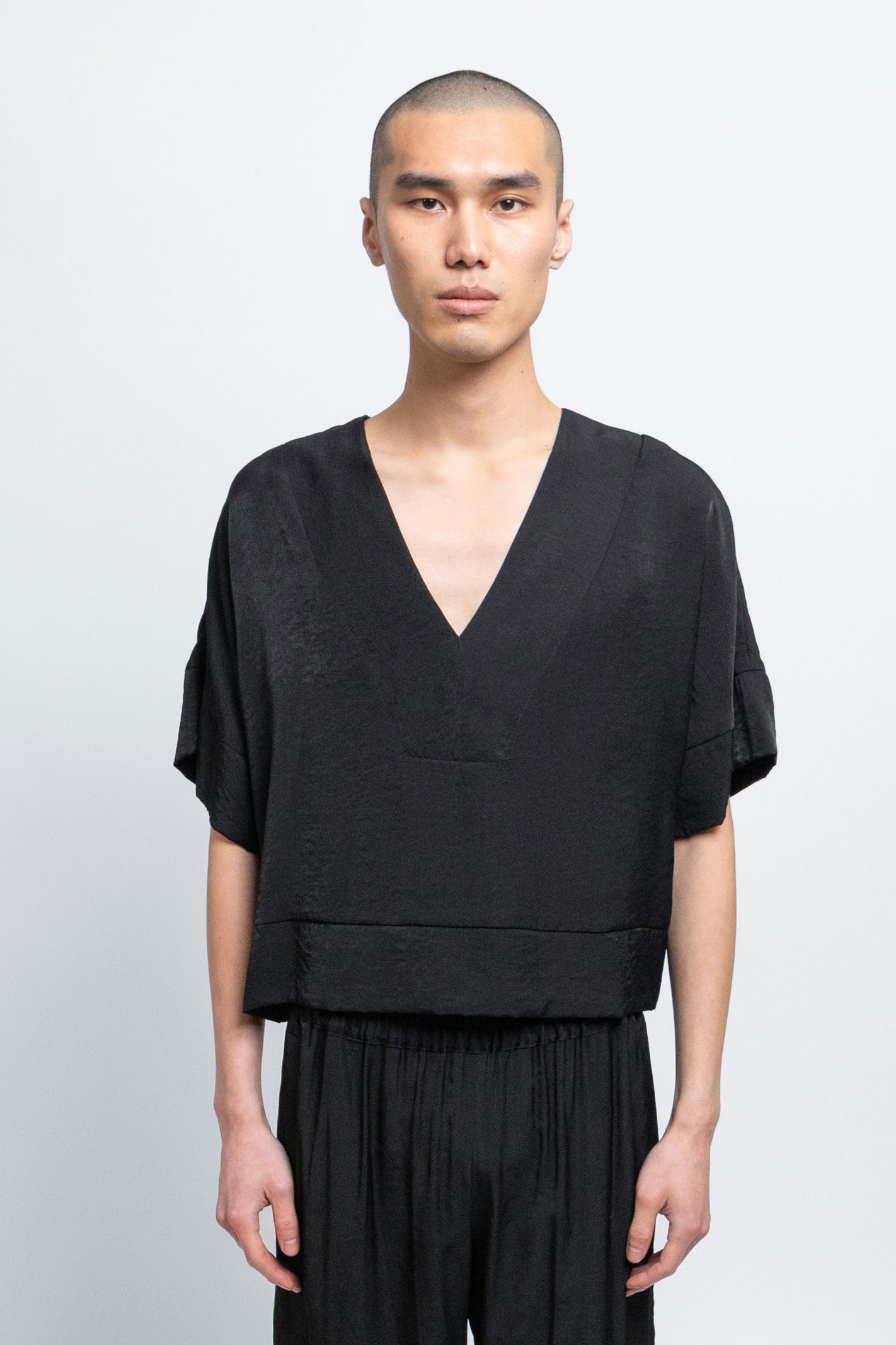 esther-perbandt-atelier-shirt-herren-schwarz-v-ausschnitt image 1