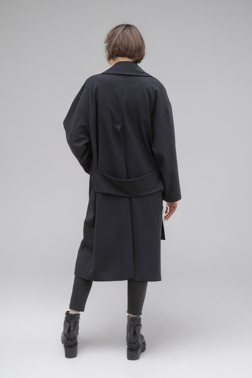 esther-perbandt-cocoon-mantel-damen-schwarz-oversize-wolle image 4