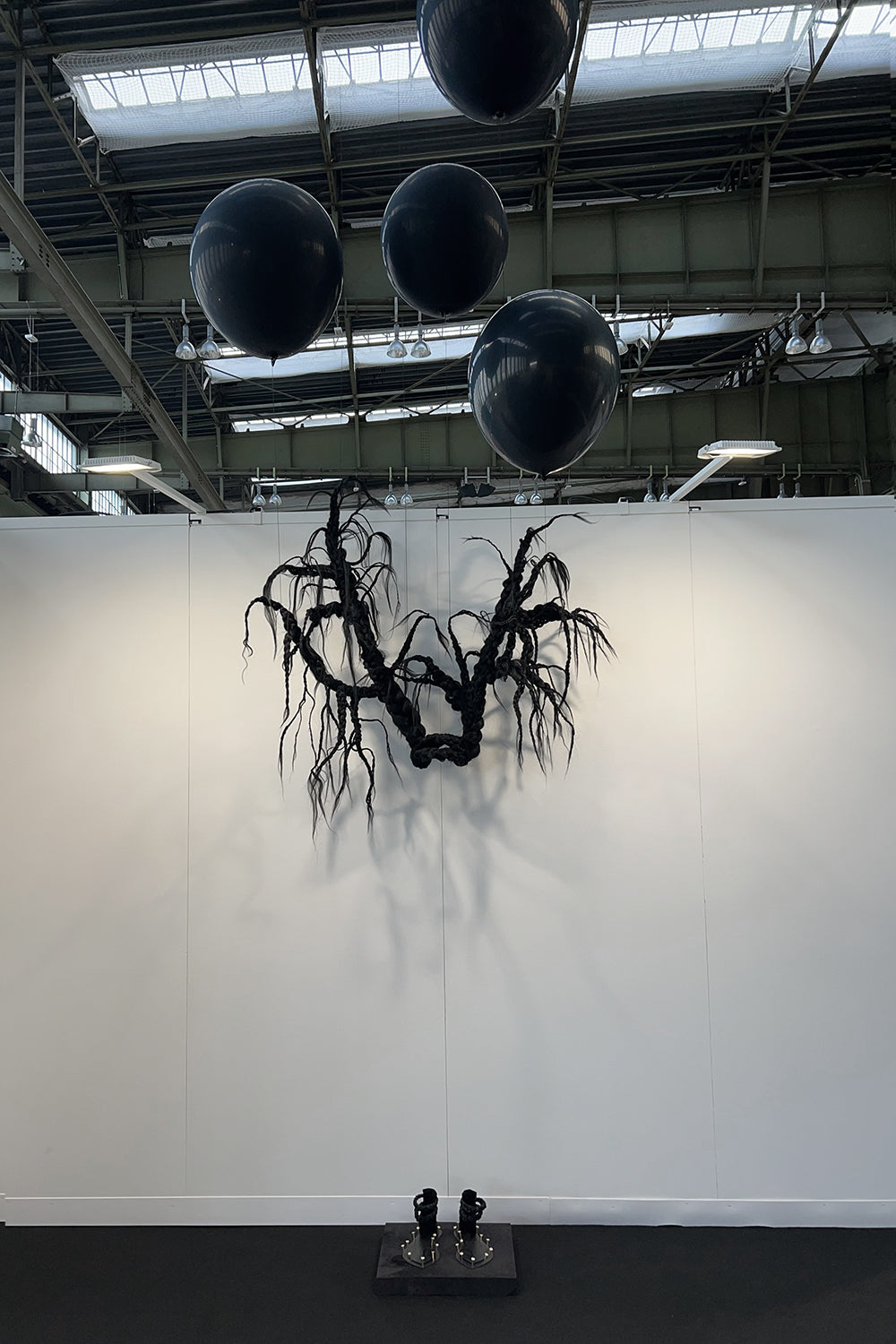 esther-perbandt-curse-and-blessing-kunstinstallation-40x40-cm image 1