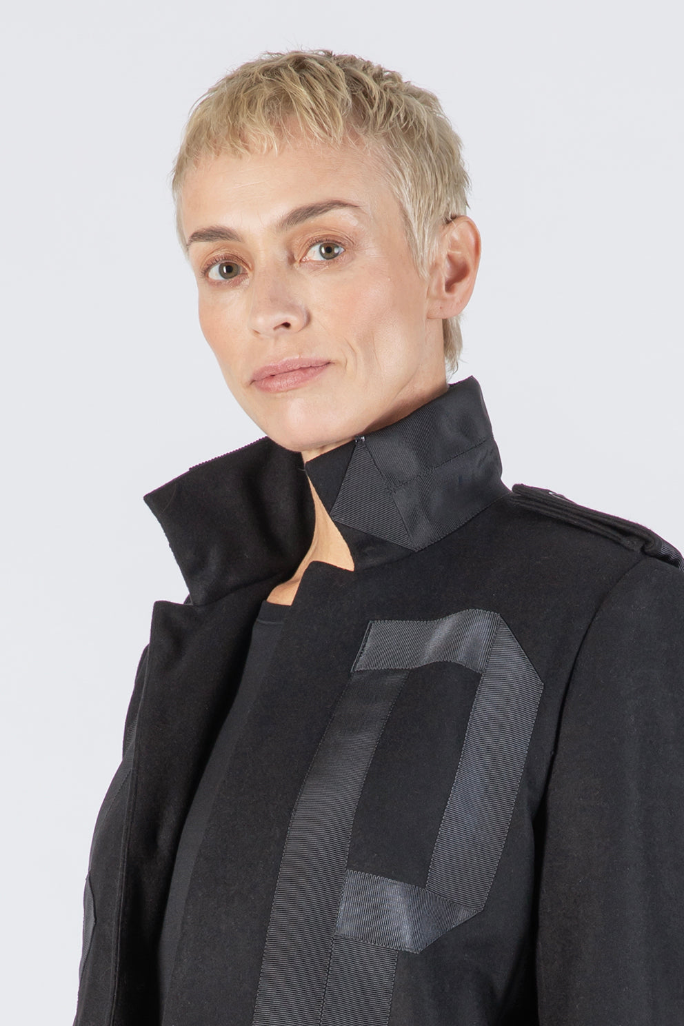 esther-perbandt-initial-jacke-schwarz-wolle-kaschmir image 5