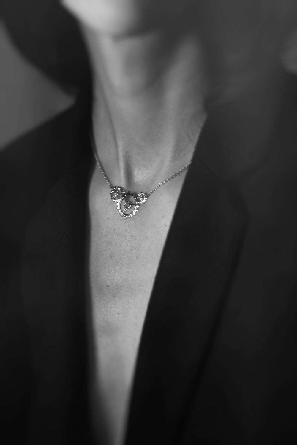 esther-perbandt-gearwheel-kette-gold-zahnrad-anh-nger image 2