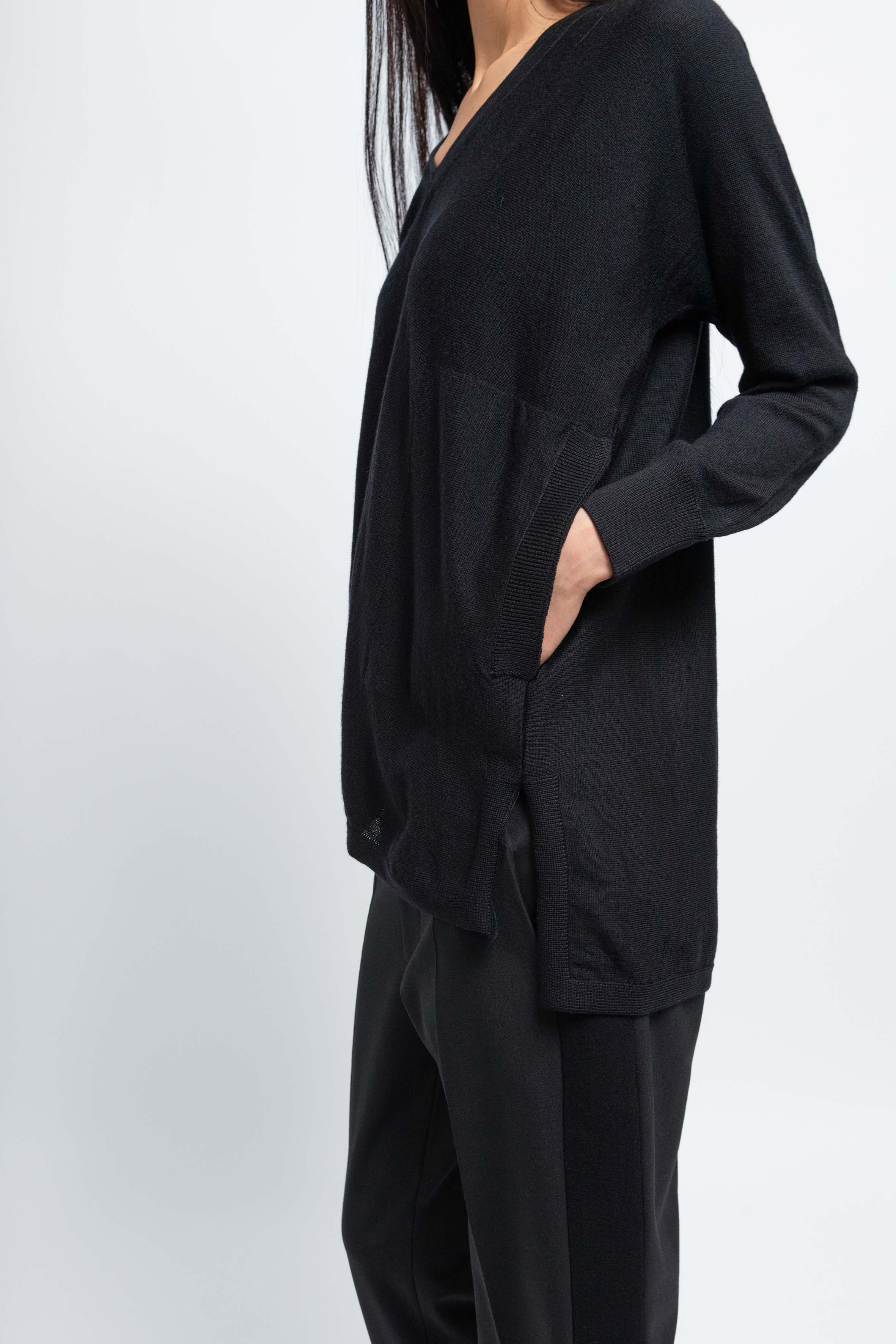 esther-perbandt-moonlight-v-neck-pullover-schwarz-merinowolle image 6