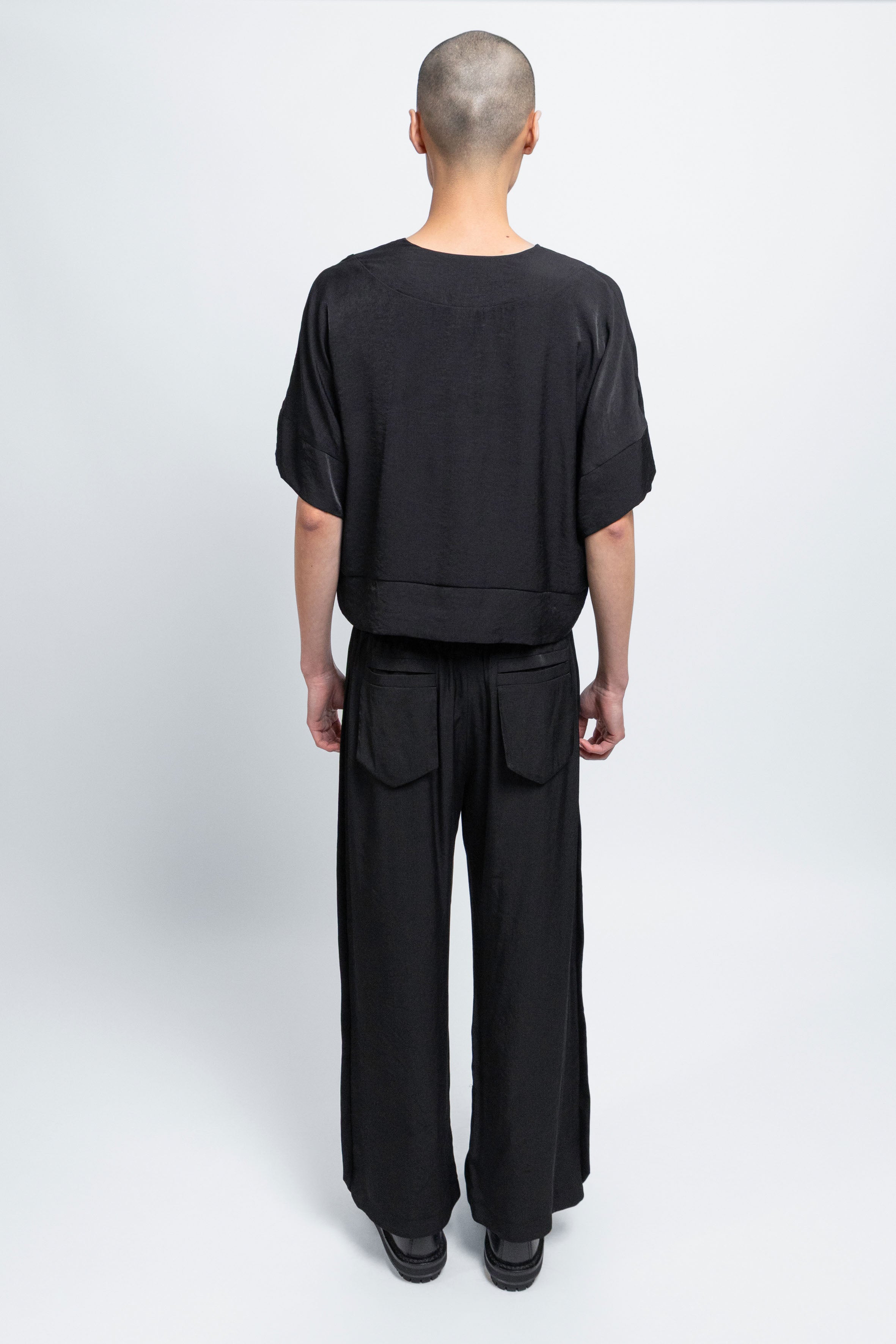 esther-perbandt-atelier-shirt-herren-schwarz-v-ausschnitt image 3