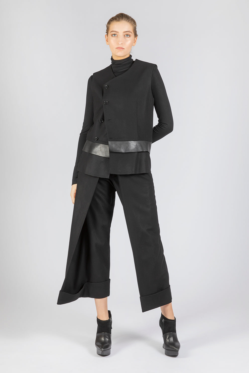 esther-perbandt-dart-weste-schwarz-wolle-kaschmir image 1