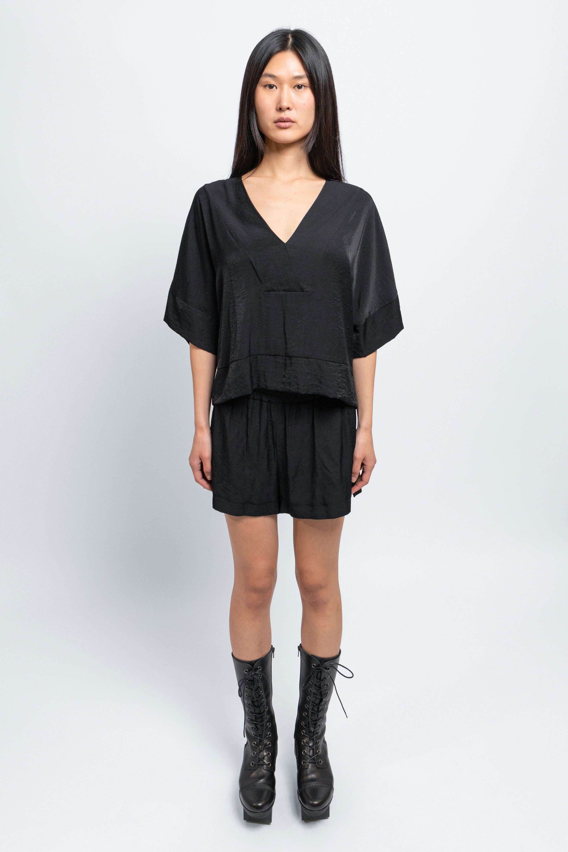 esther-perbandt-atelier-shirt-damen-schwarz-v-ausschnitt image 7