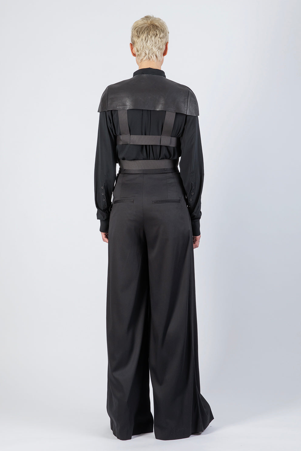 esther-perbandt-protector-leather-schulterteil-schwarz-lederweste image 5