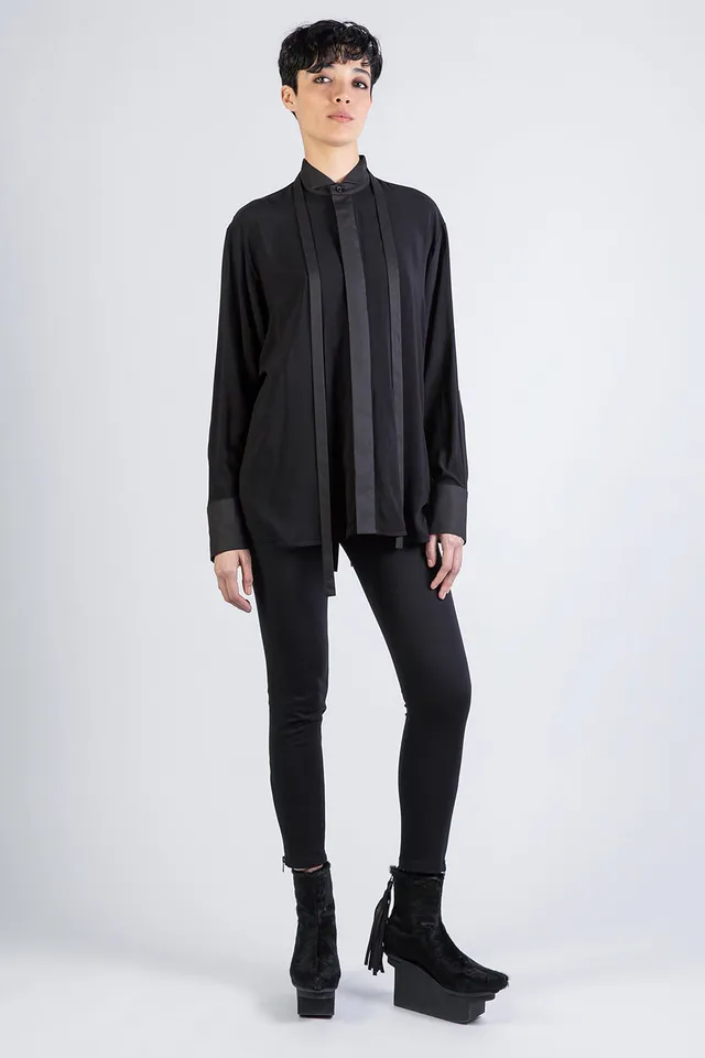 esther-perbandt-splitted-viscose-shirt-damen-schwarz-kragen image 1