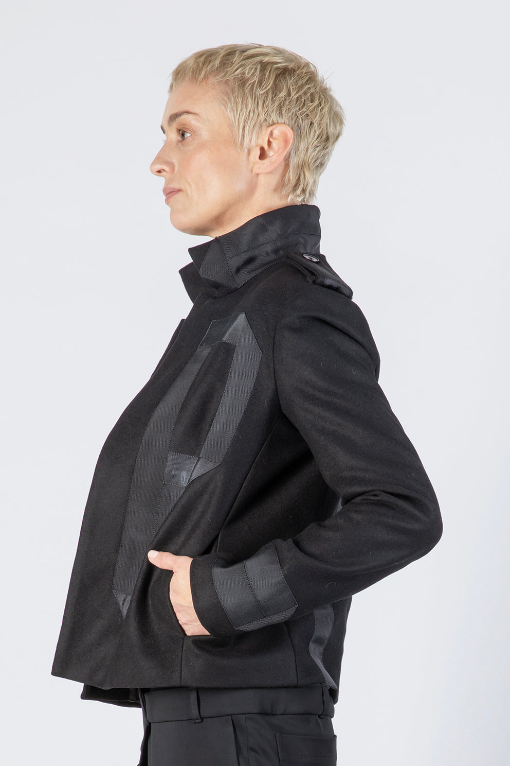 esther-perbandt-initial-jacke-schwarz-wolle-kaschmir image 8