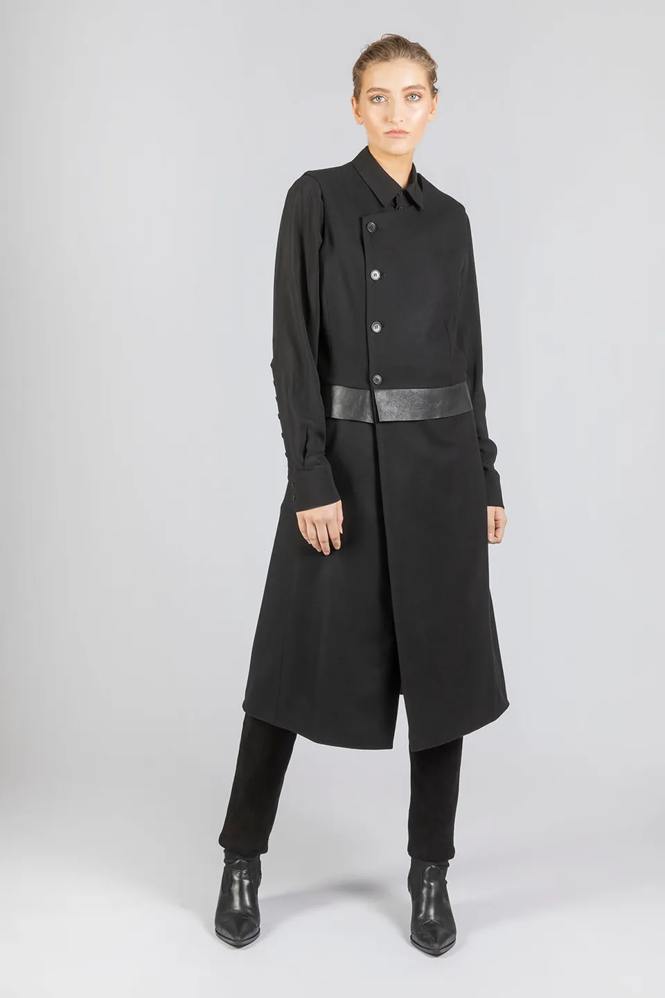 esther-perbandt-dart-long-weste-schwarz-wolle-leder image 1