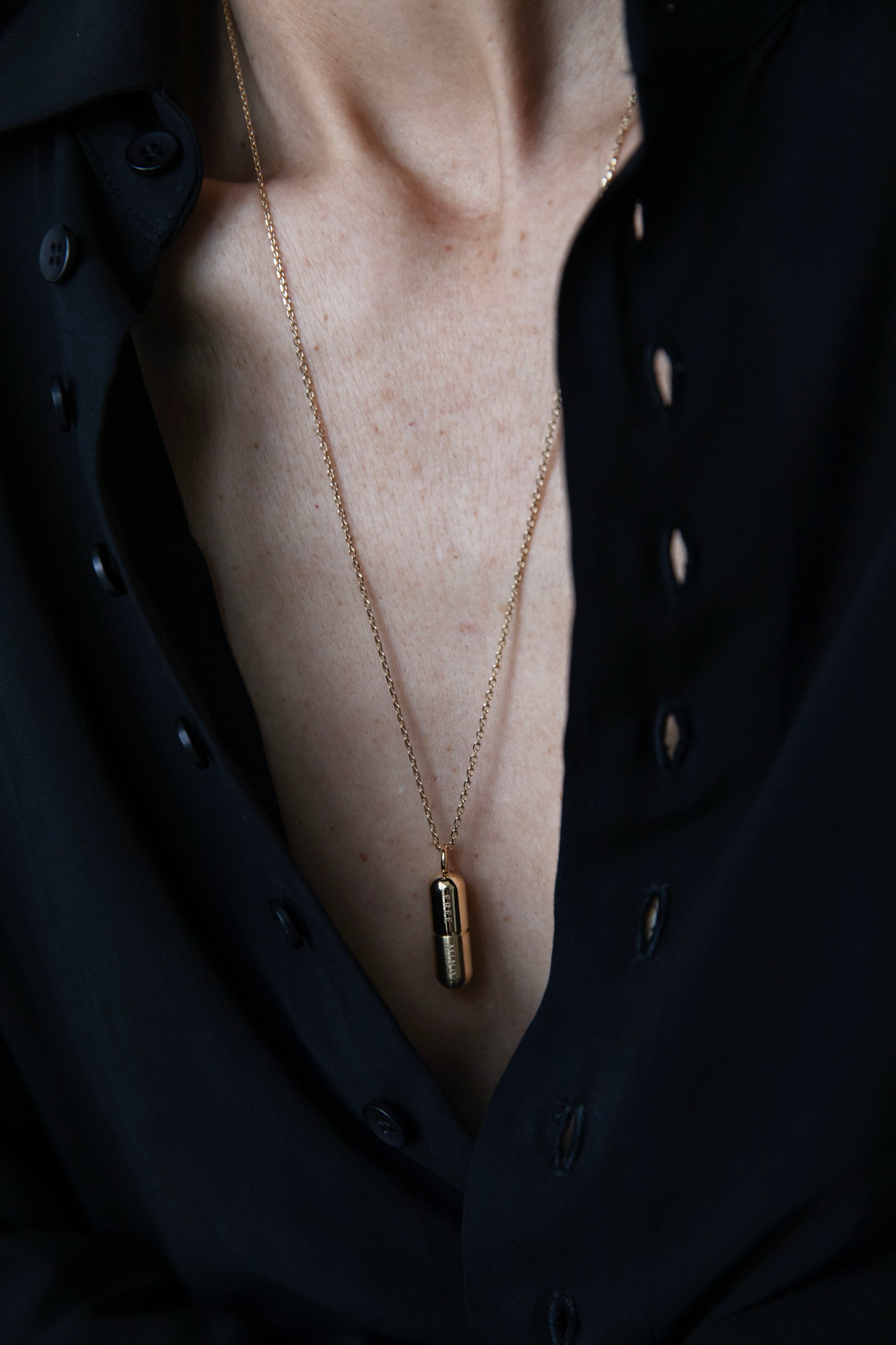 esther-perbandt-gold-pill-halskette-gold-edelstahl-60-cm image 5