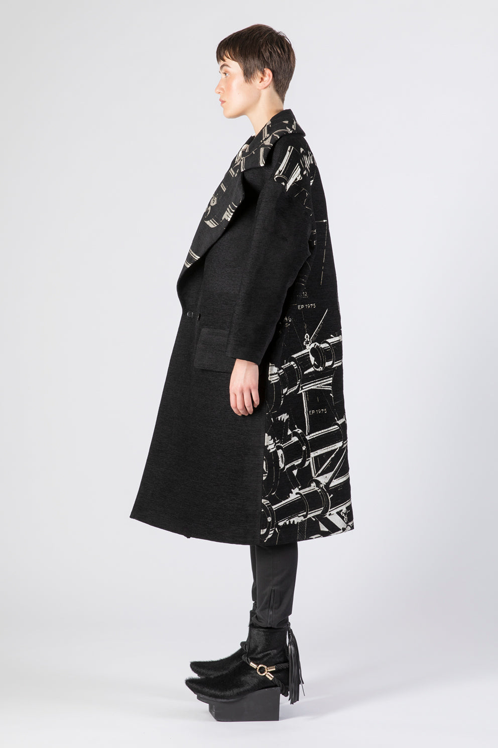 esther-perbandt-dream-machine-mantel-damen-schwarz-gold-wolle image 4