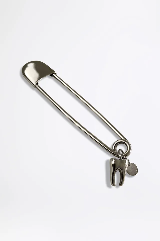 esther-perbandt-tooth-sicherheitsnadel-silber-zahn-anh-nger image 1