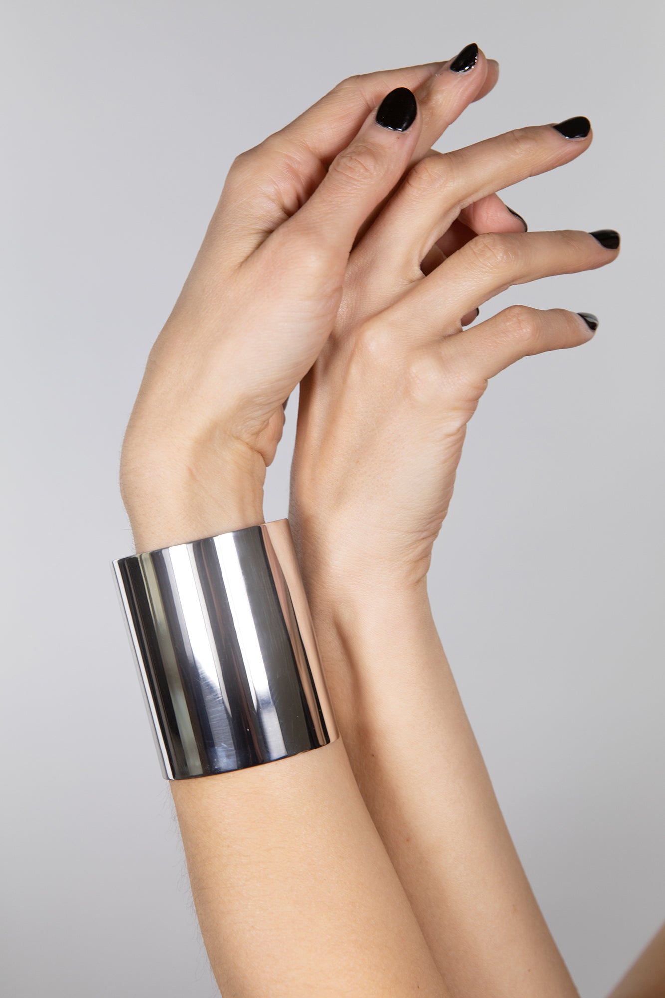 esther-perbandt-plain-cuff-armreif-silber-breit-verstellbar image 2
