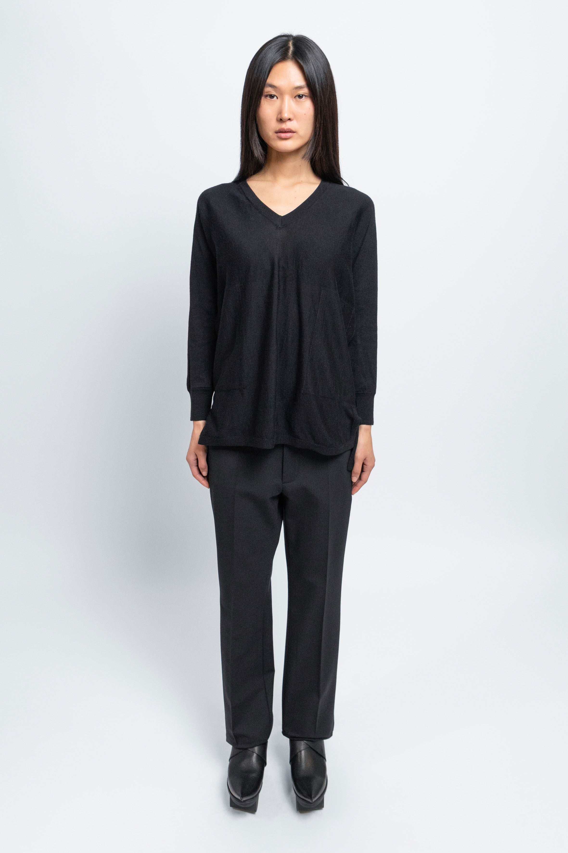 esther-perbandt-moonlight-v-neck-pullover-schwarz-merinowolle image 1