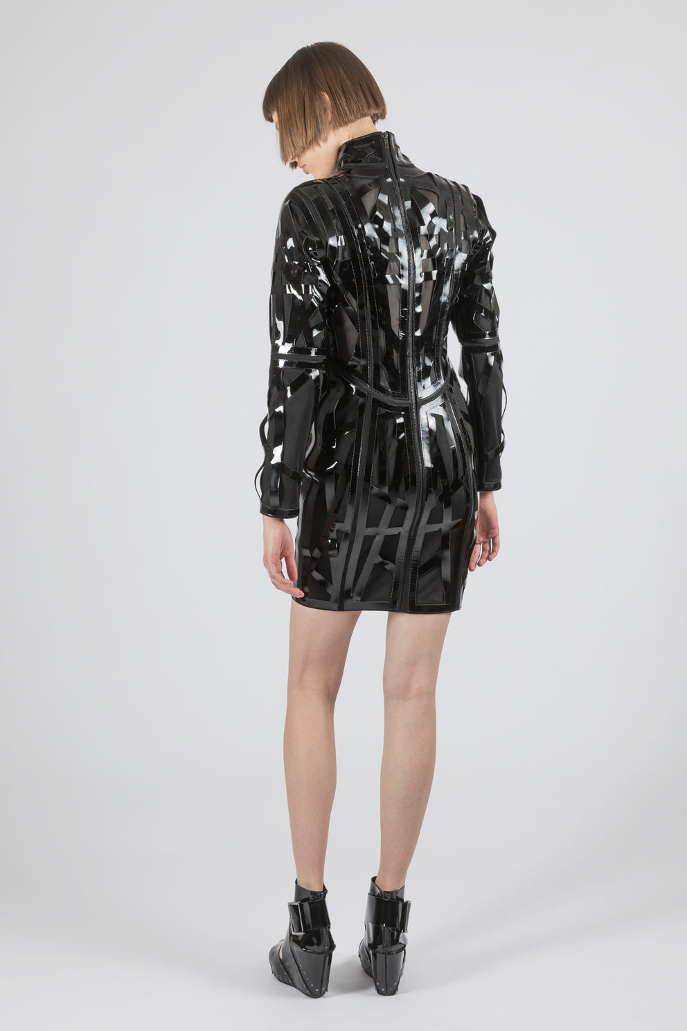 esther-perbandt-moonbeams-kleid-damen-schwarz-lackleder image 3