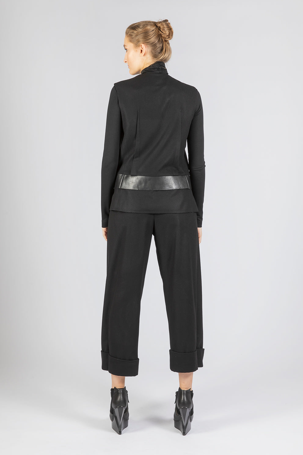 esther-perbandt-dart-weste-schwarz-wolle-kaschmir image 3
