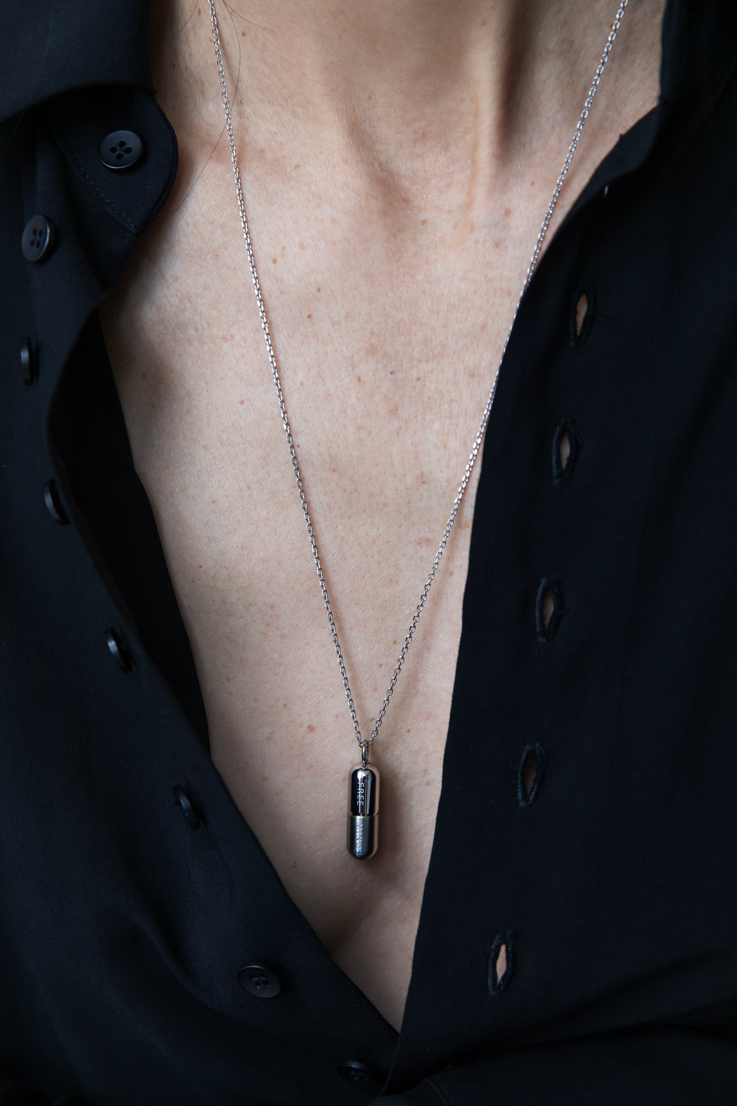 esther-perbandt-silver-pill-kette-silber-halskette-edelstahl-60cm image 2