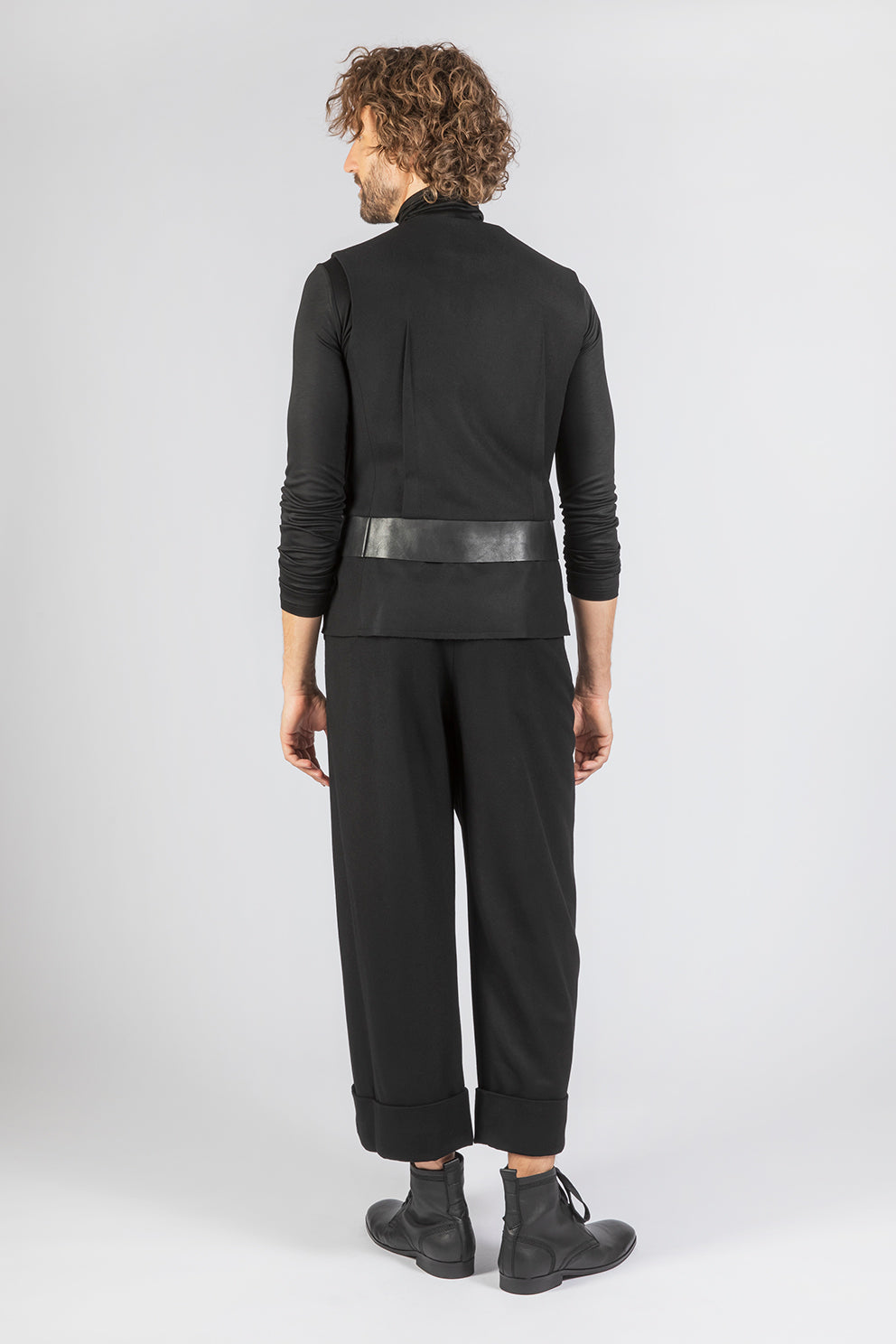 esther-perbandt-dart-weste-herren-schwarz-wolle-leder image 3