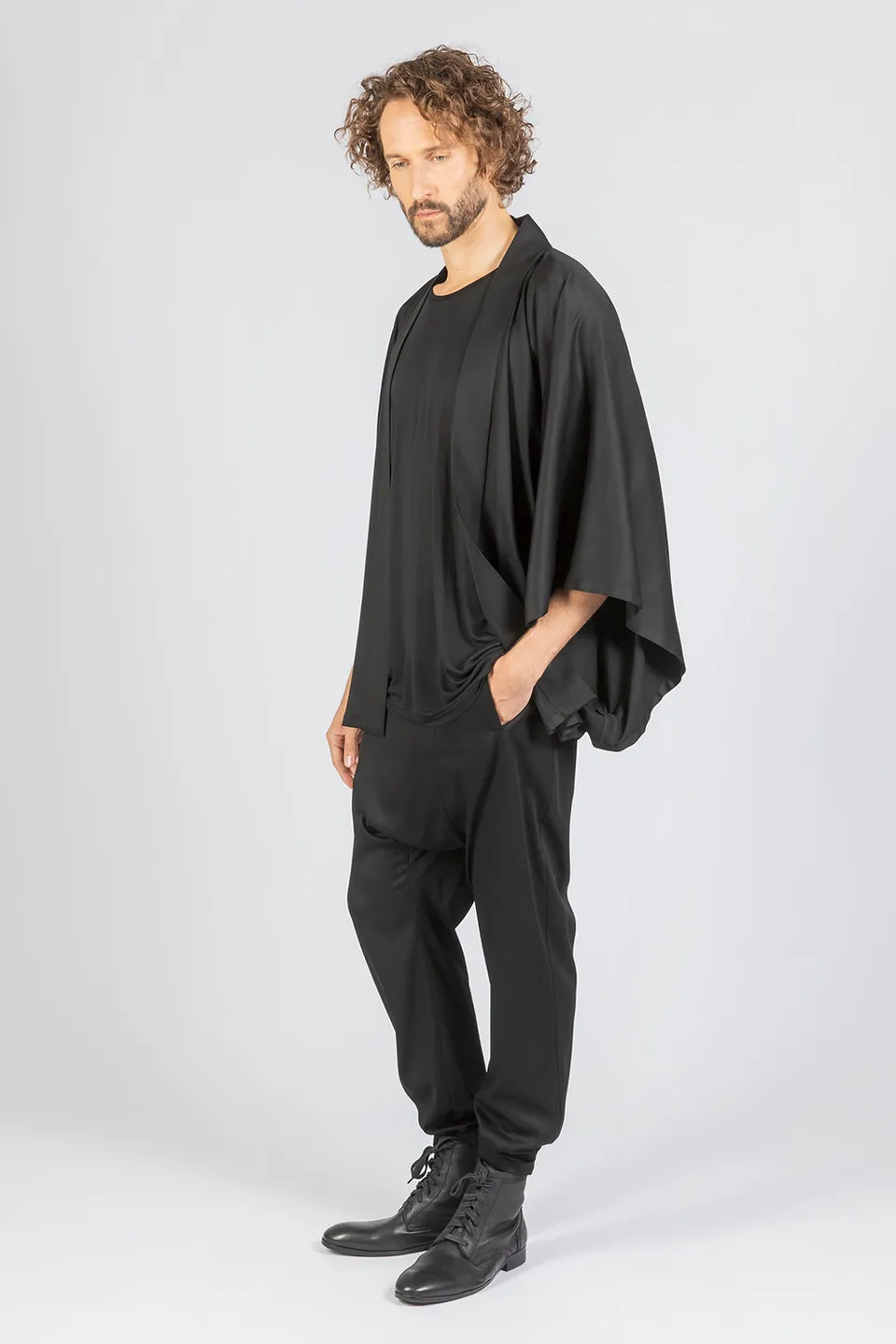 esther-perbandt-ease-kimono-herren-schwarz-kurz-viskose image 1