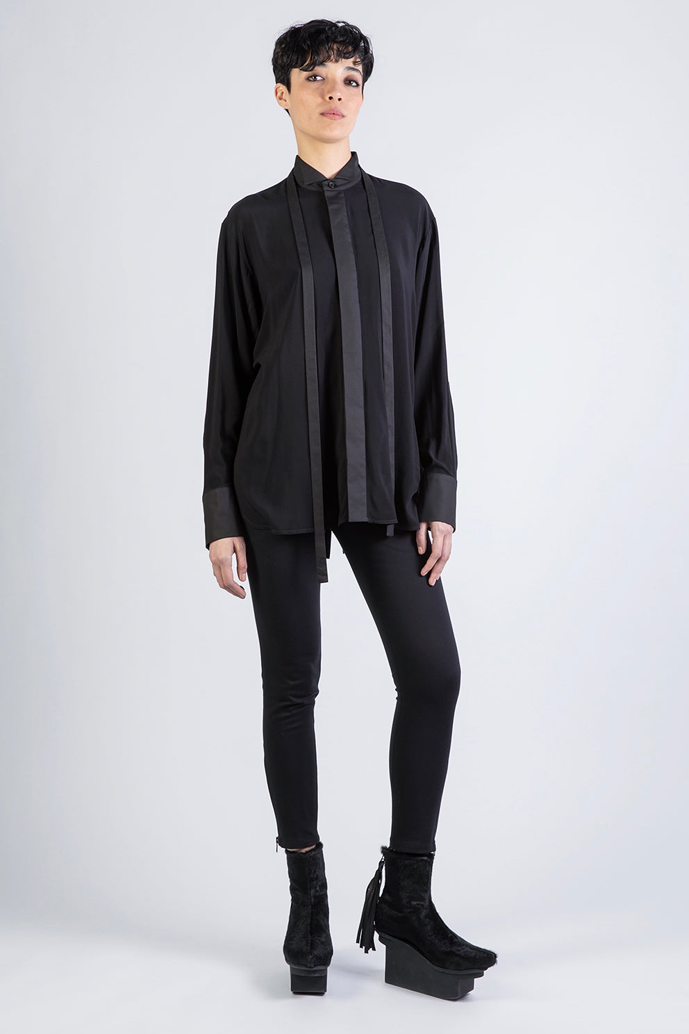 esther-perbandt-splitted-viscose-shirt-damen-schwarz-kragen image 1