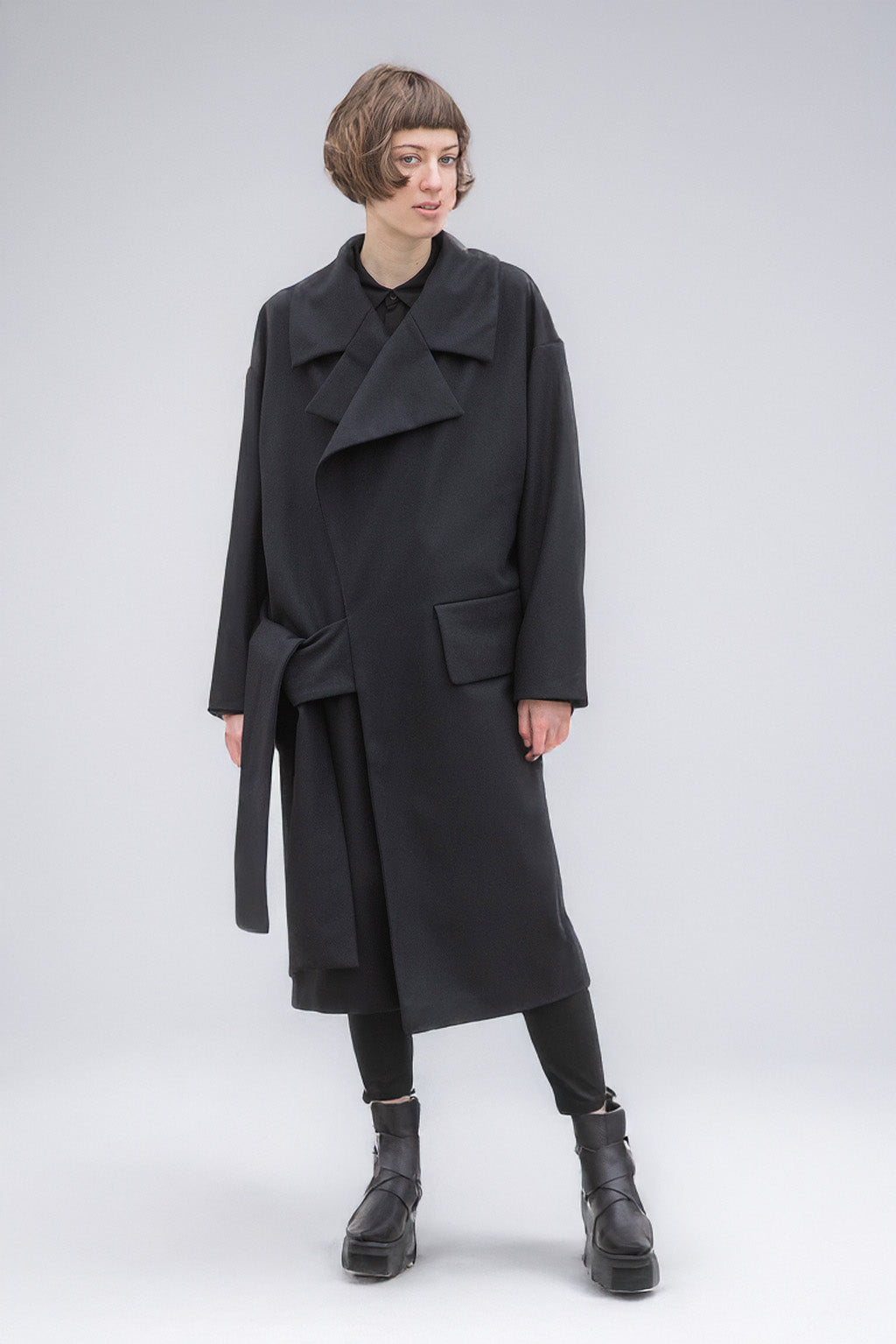 esther-perbandt-cocoon-mantel-damen-schwarz-oversize-wolle image 1