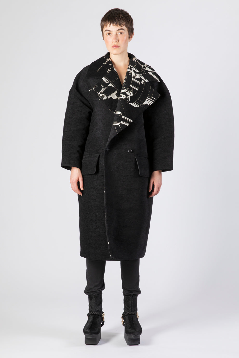 esther-perbandt-dream-machine-mantel-damen-schwarz-gold-wolle image 1