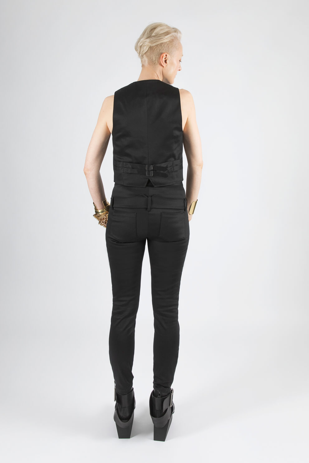 esther-perbandt-time-weste-damen-schwarz-mit-lederkragen image 3