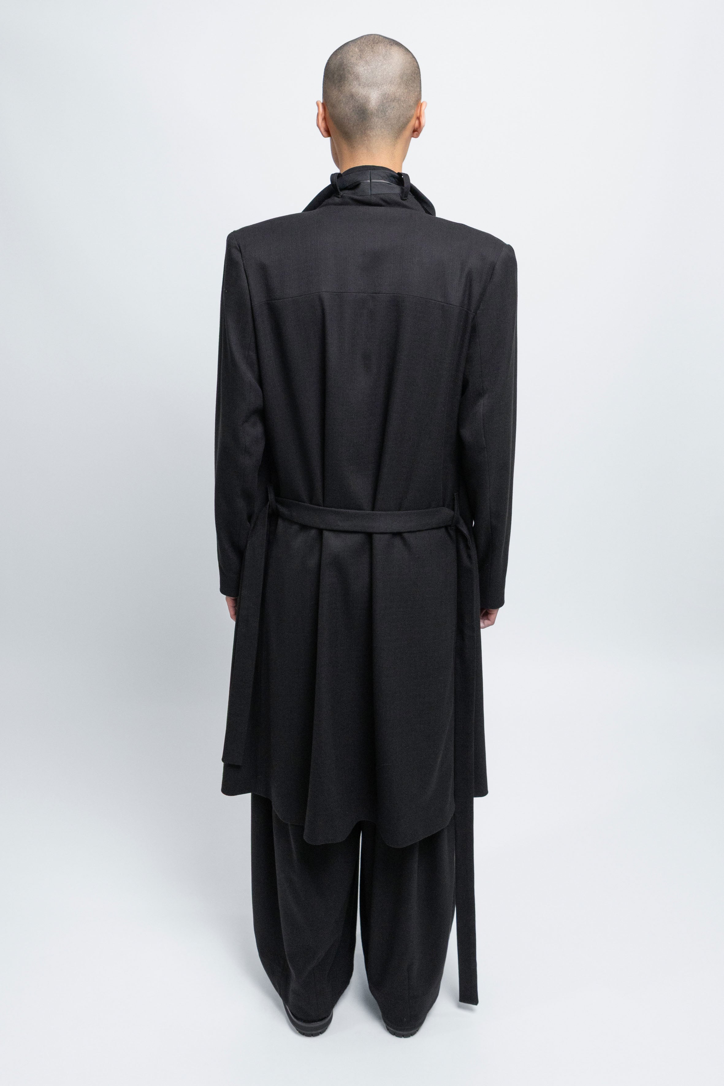 esther-perbandt-waistband-mantel-herren-schwarz-mit-g-rtel image 4