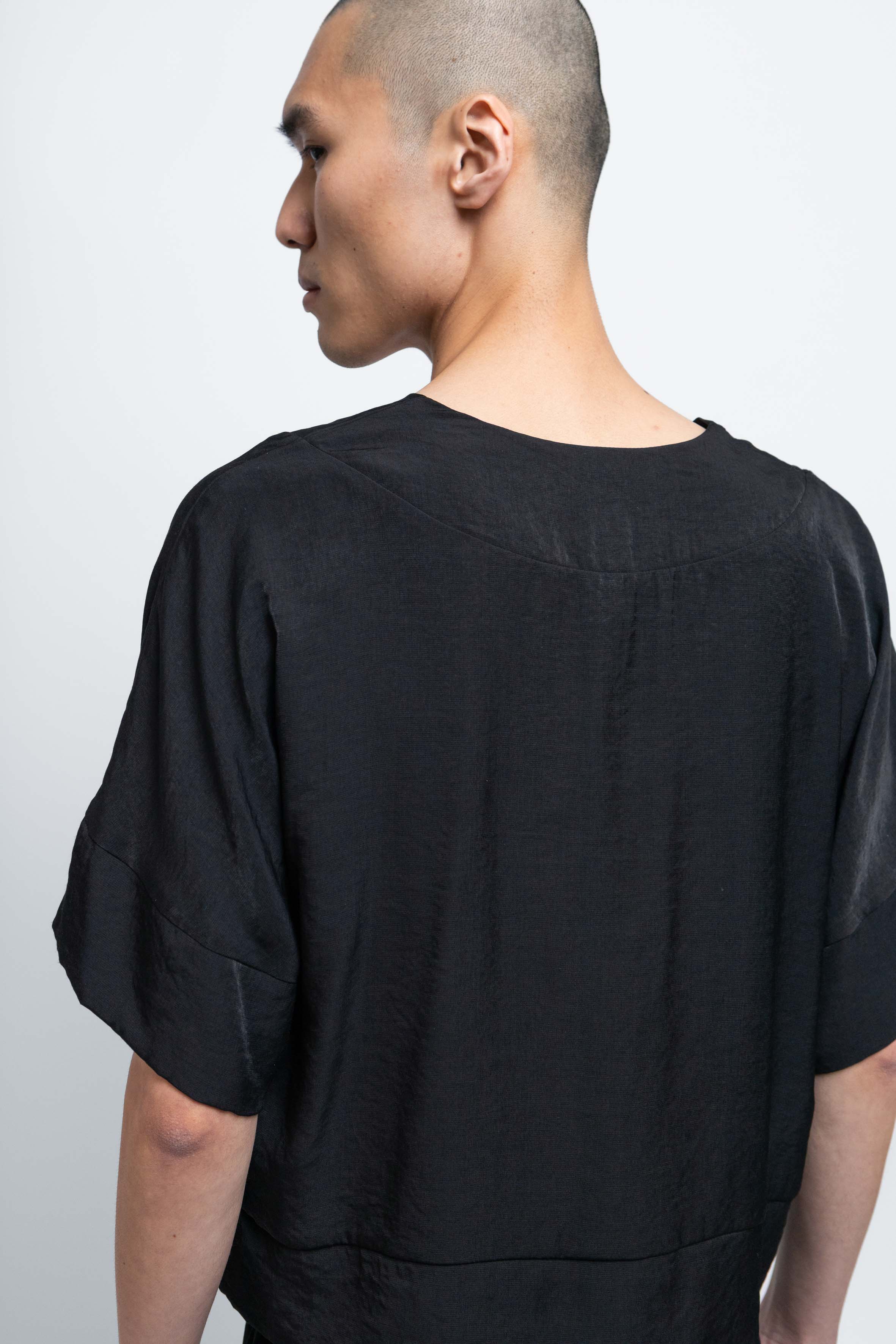 esther-perbandt-atelier-shirt-herren-schwarz-v-ausschnitt image 4