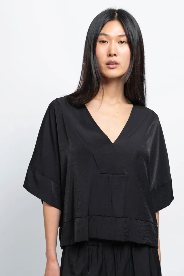 esther-perbandt-atelier-shirt-damen-schwarz-v-ausschnitt image 1