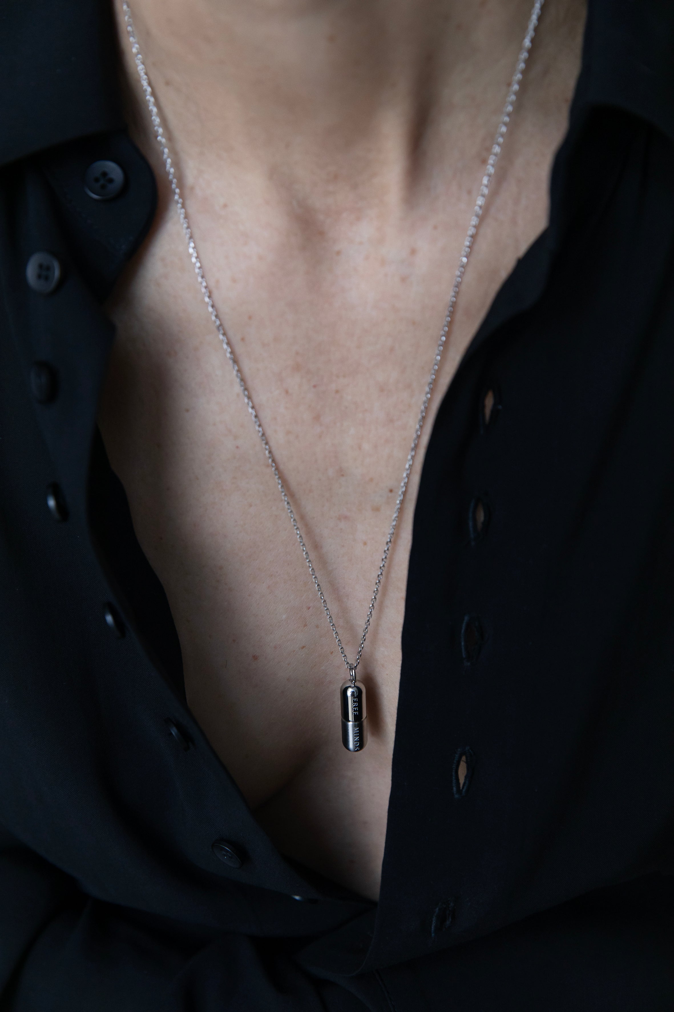 esther-perbandt-silver-pill-kette-silber-halskette-edelstahl-60cm image 6