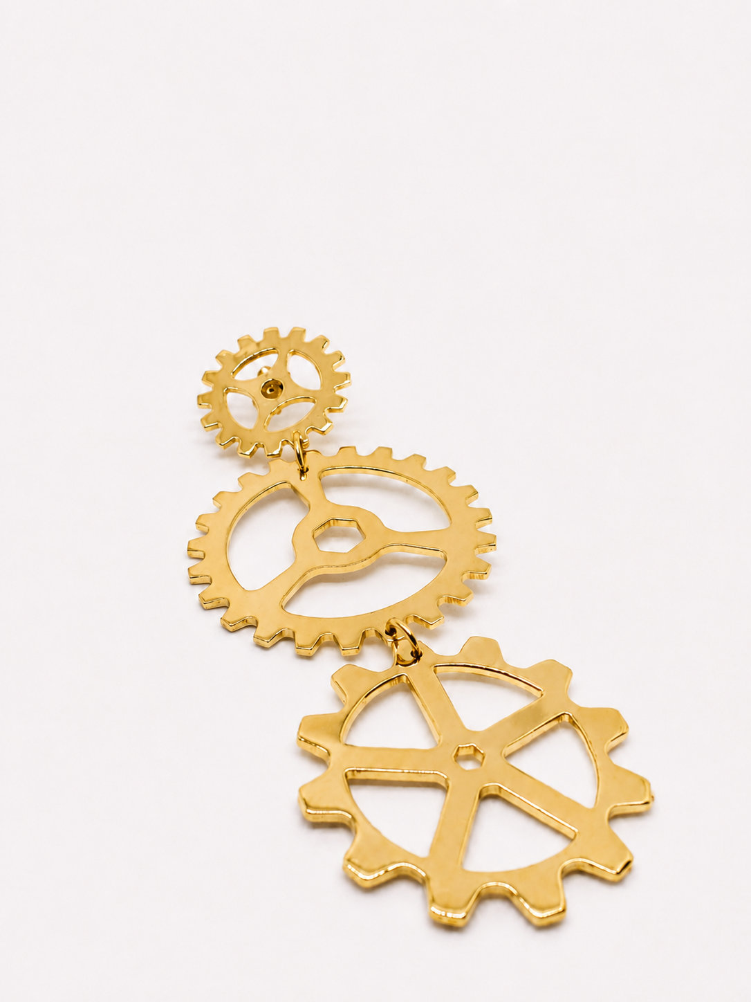 esther-perbandt-gearwheel-ohrring-triple-gold-14-7cm image 5