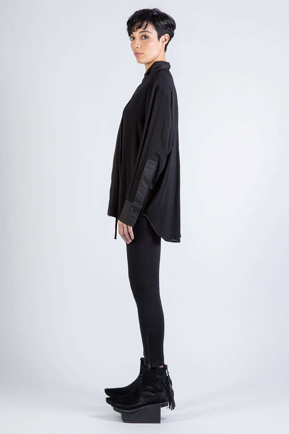 esther-perbandt-splitted-viscose-shirt-damen-schwarz-kragen image 5