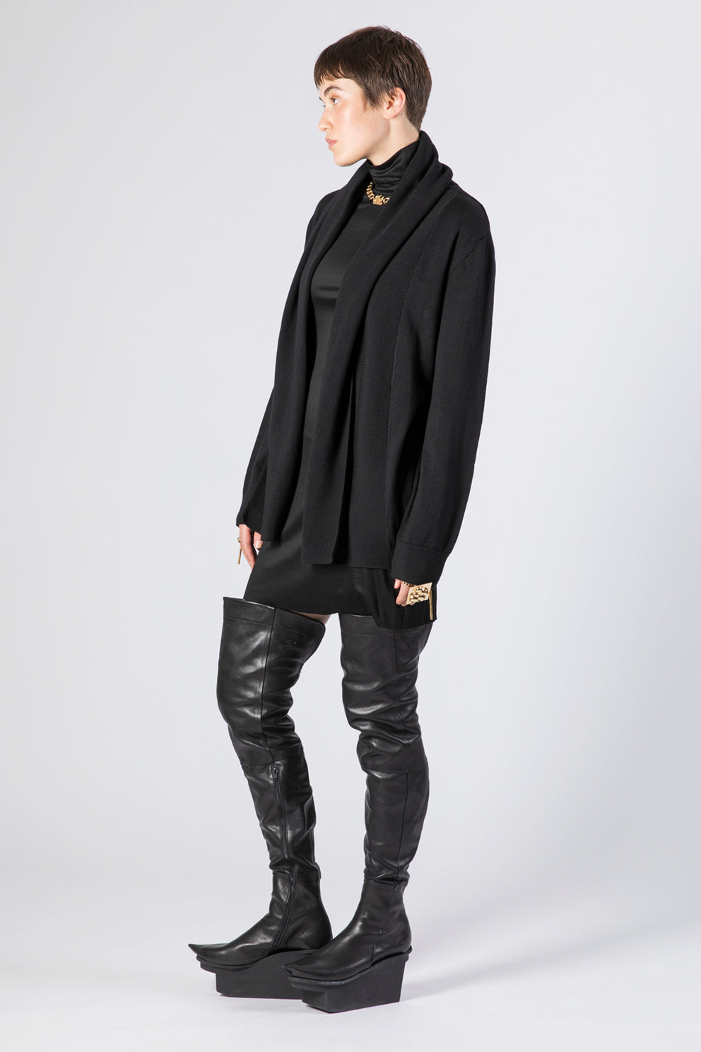esther-perbandt-earthlight-cardigan-merino-schwarz-lang image 6