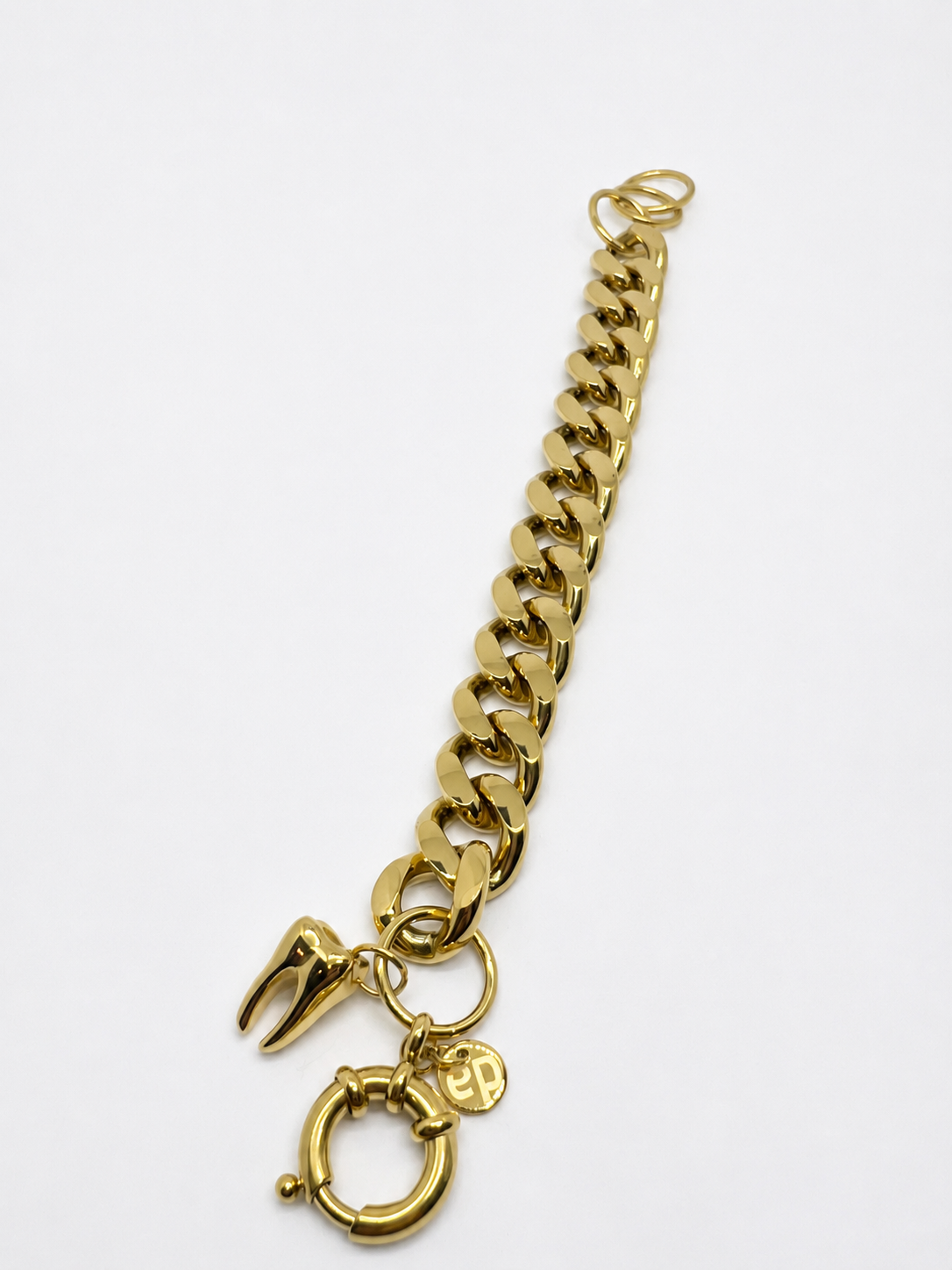 esther-perbandt-tooth-armband-gold-mit-zahnanh-nger image 6