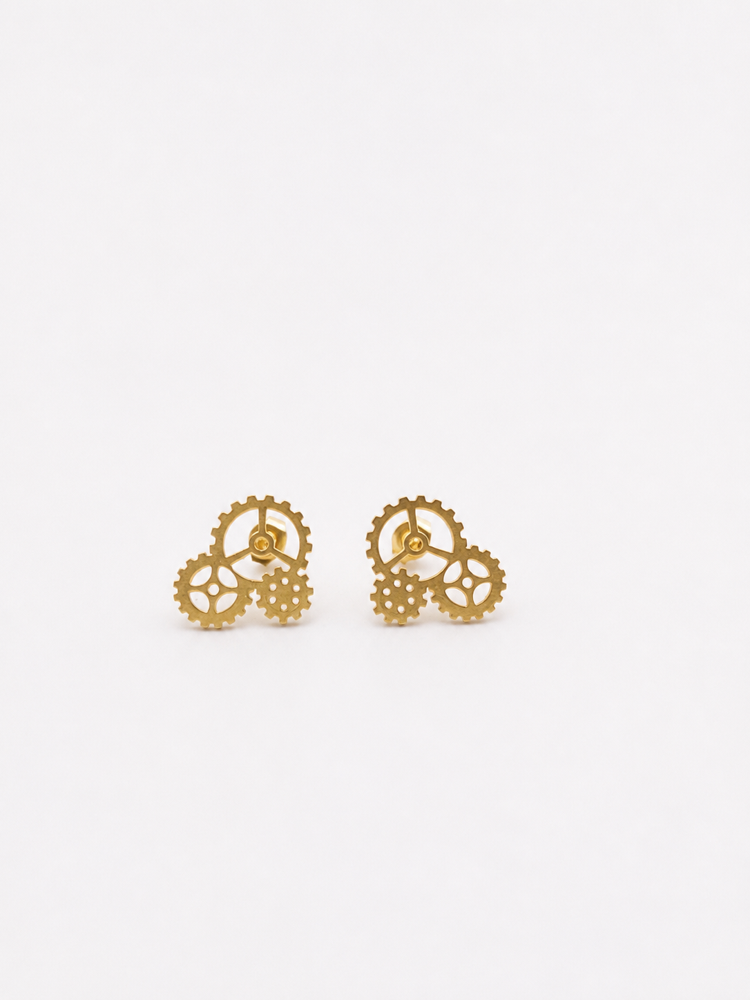 esther-perbandt-gearwheel-ohrring-gold-edelstahl-zahnrad image 1